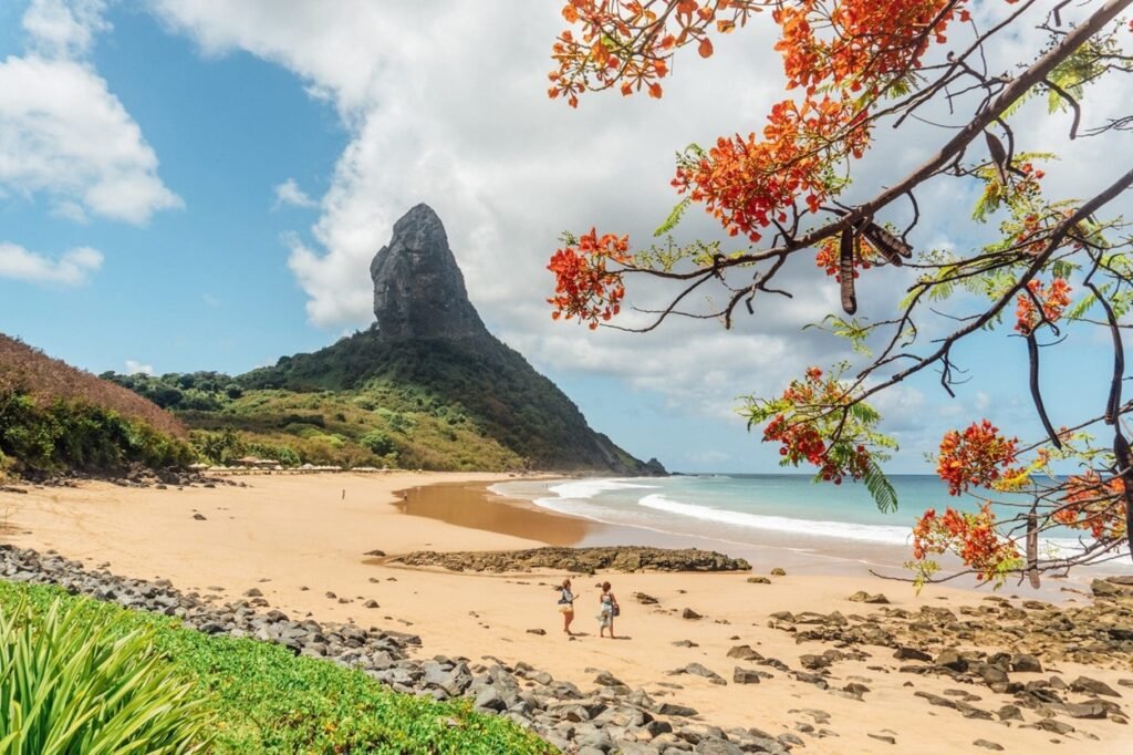 Fernando-de-Noronha-Featured-scaled-1-1024x682 Descubra Fernando de Noronha: O Paraíso Tropical Brasileiro